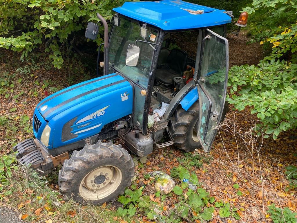 Freni boşalan odun yüklü traktör devrildi 2 yaralı