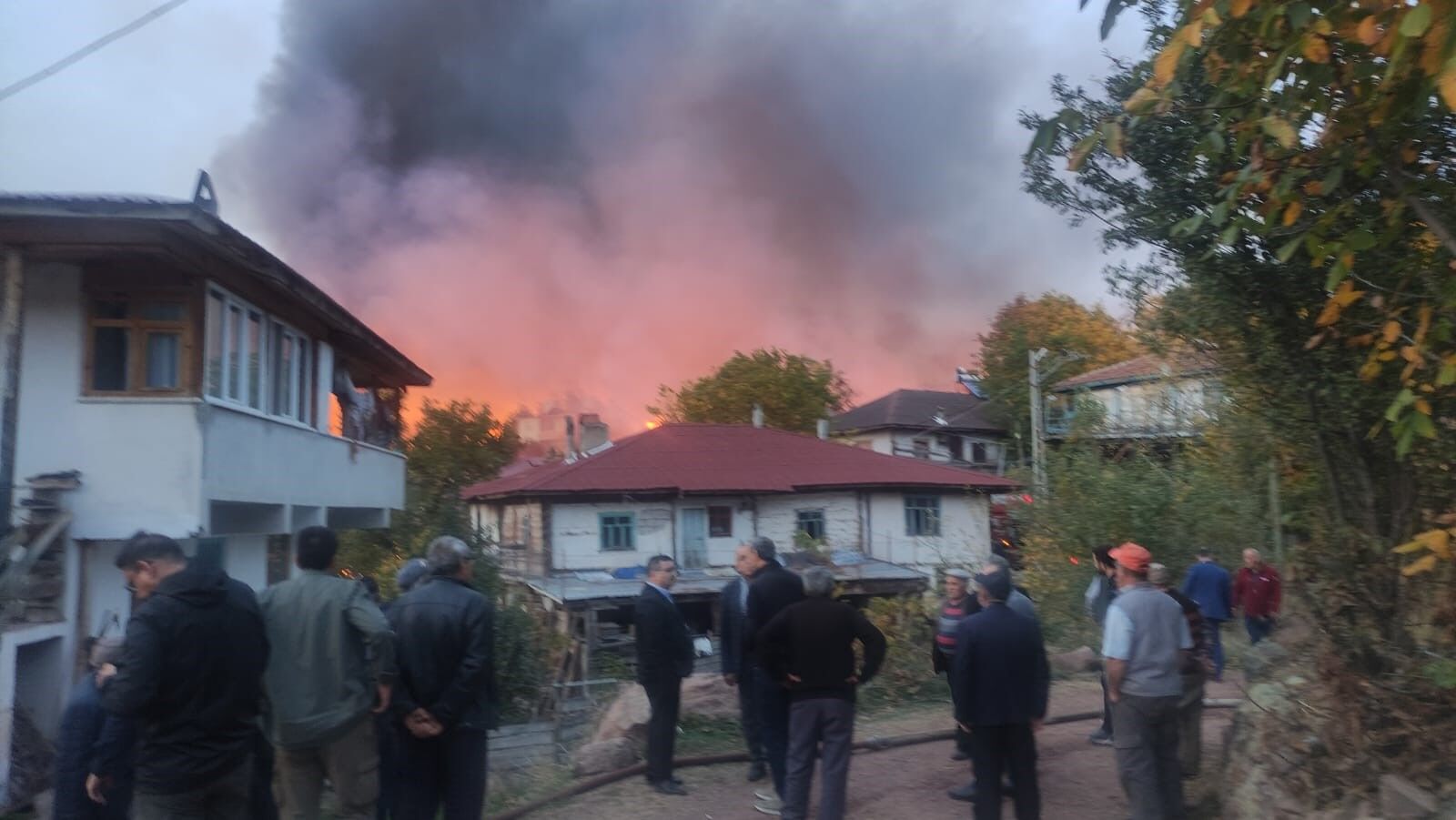 Kastamonu'daki yangın şiddetini arttırdı 15 ev alevlere teslim oldu