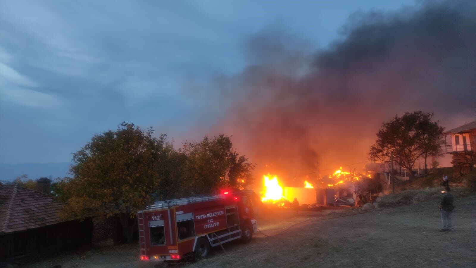 Kastamonu'daki yangın şiddetini arttırdı 15 ev alevlere teslim oldu