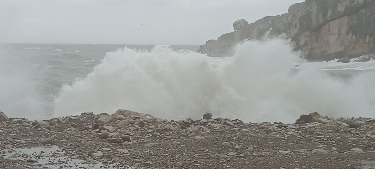 Amasra’da şiddetli fırtına ve sağanak etkili oluyor, dalga boyu 8 metre aştı