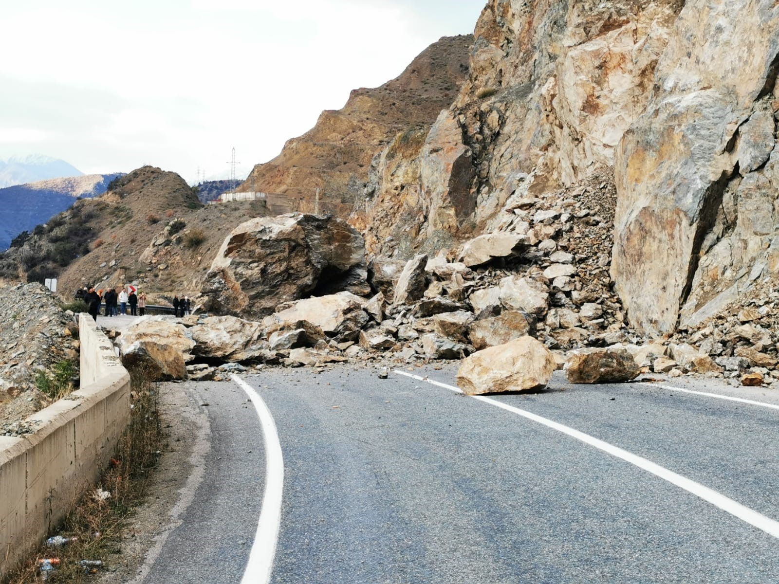 Artvin’de heyelan; karayolu ulaşıma kapandı