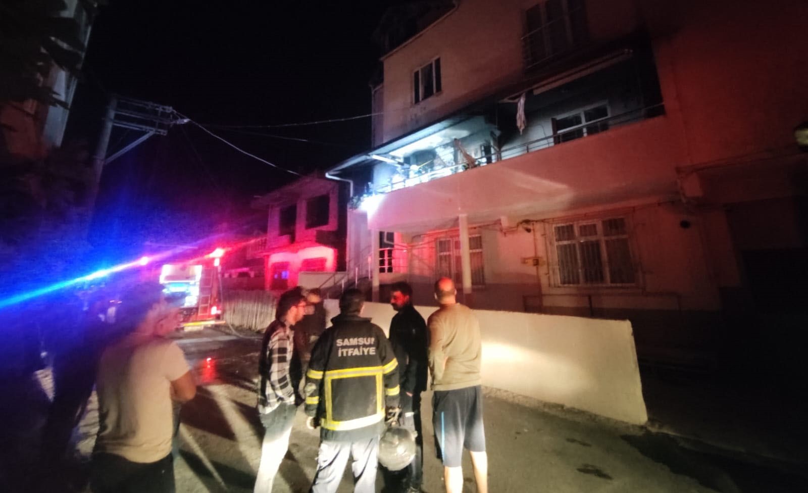 Bafra'da yangın 4 kişi hastanelik oldu