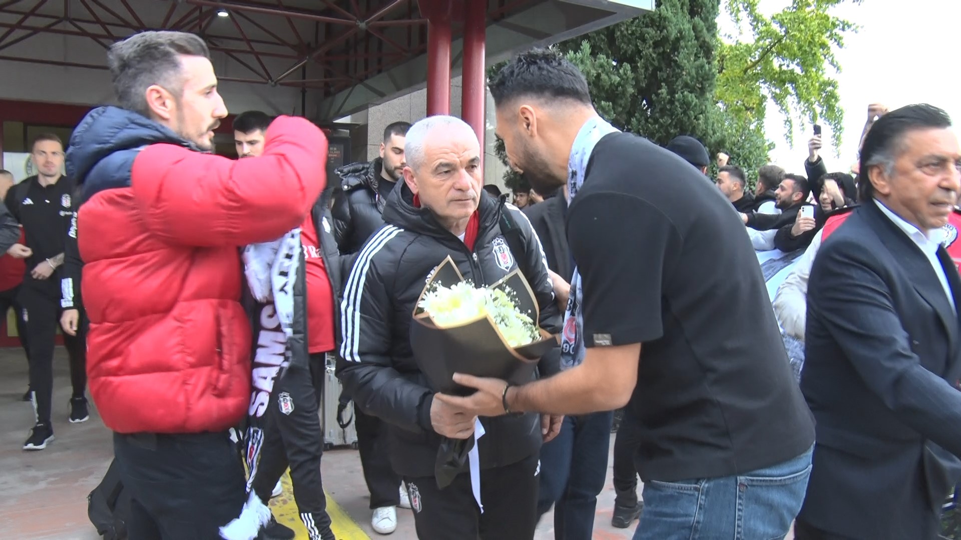 Beşiktaş kafilesi, Samsun’da çiçeklerle karşılandı