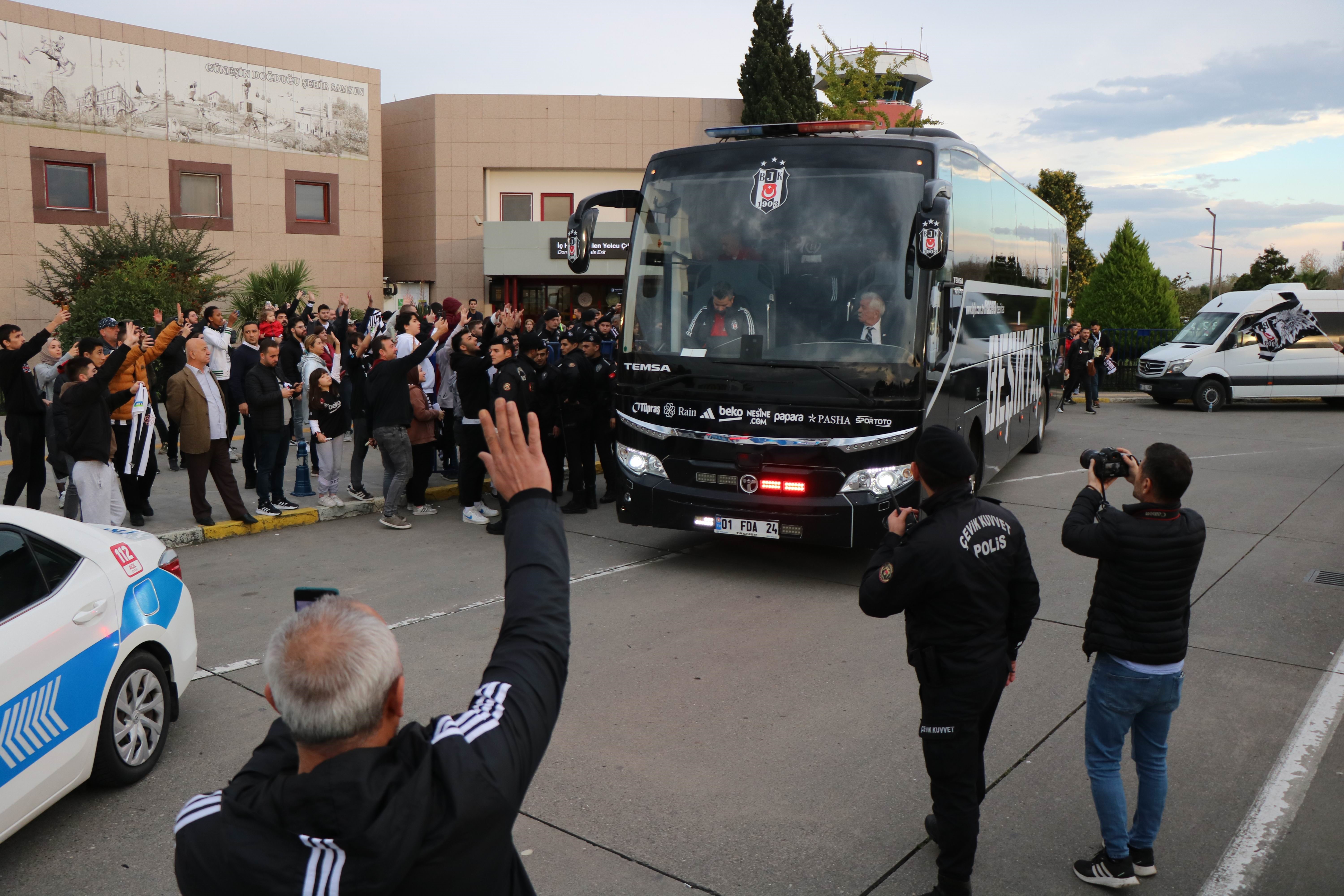 Beşiktaş kafilesi, Samsun’da çiçeklerle karşılandı