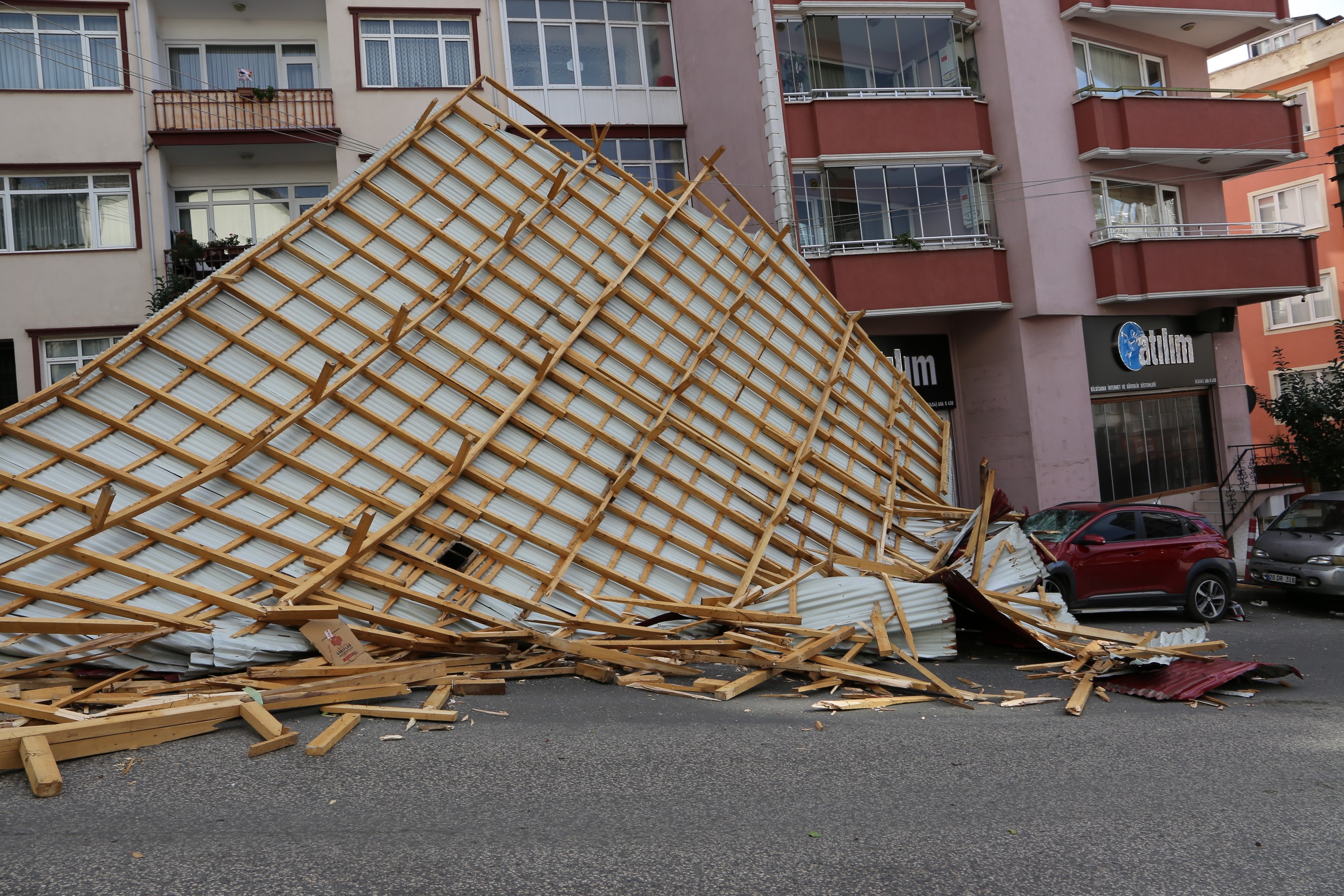 Giresun’da şiddetli rüzgar nedeniyle çatılar uçtu
