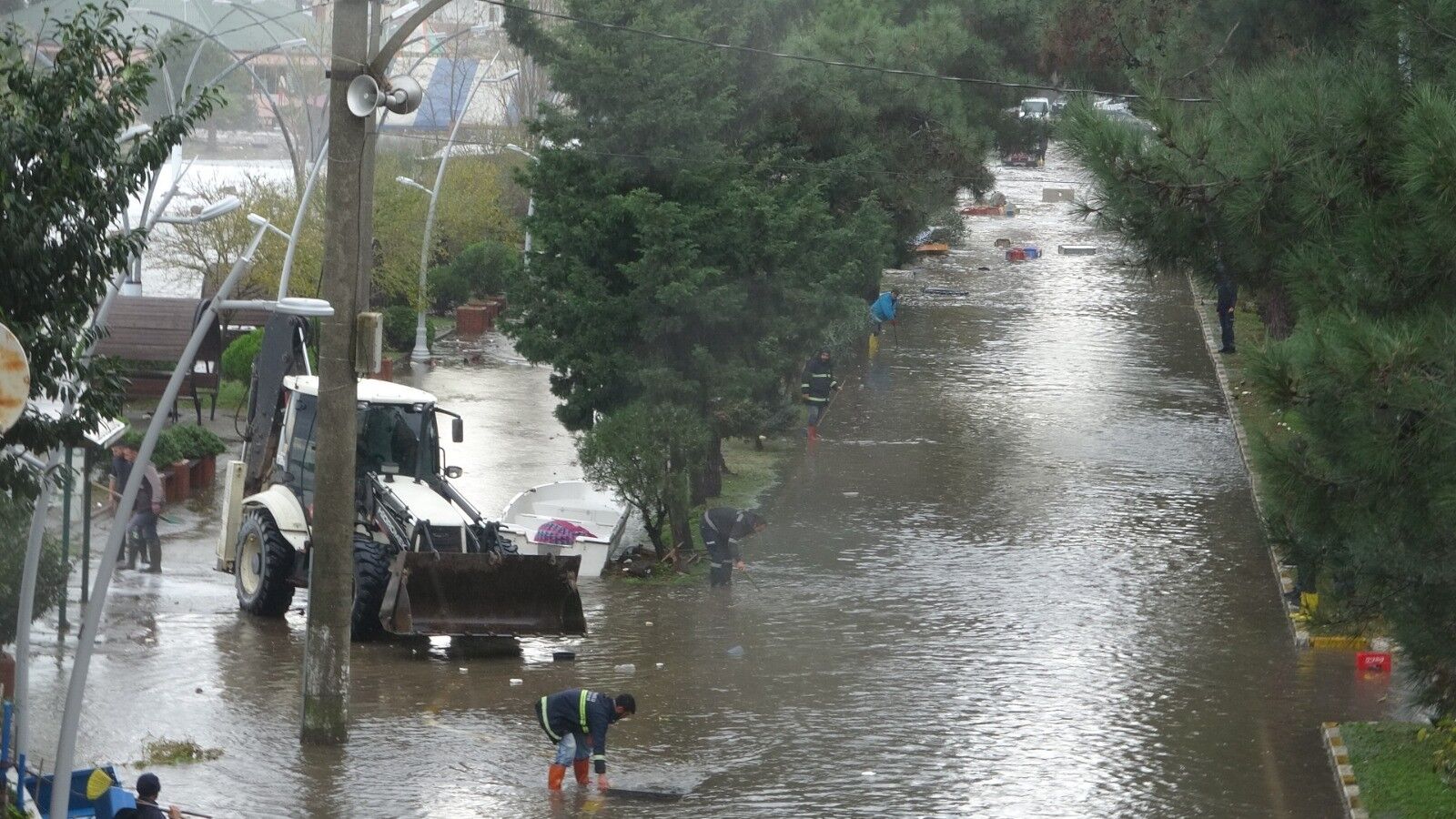 Giresun'un Tirebolu ilçesinde fırtınayla beraber oluşan dalgalar şehiriçi yolunu ulaşıma kapatırken, sahil kesiminde bulunan işyerleri de büyük zarar gördü. Tirebolu ilçe merkezinde sabah saatlerinden itibaren etkili olan fırtına sebebiyle denizin yükselmesi sonucu ilçenin Çarşı ve Yeniköy mahallelerinin Sahil Caddesini su bastı. Çevre yolundan ilçeye giriş ve çıkışlar kapatılırken, ulaşım Tirebolu 42. Gönüllü Alayı Tüneli ve Karadeniz Sahil Yolu'ndan sağlanıyor.