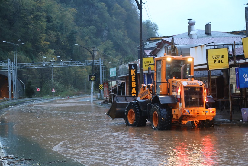 Karadeniz Sahil Yolu dalgaların hışmına uğradı