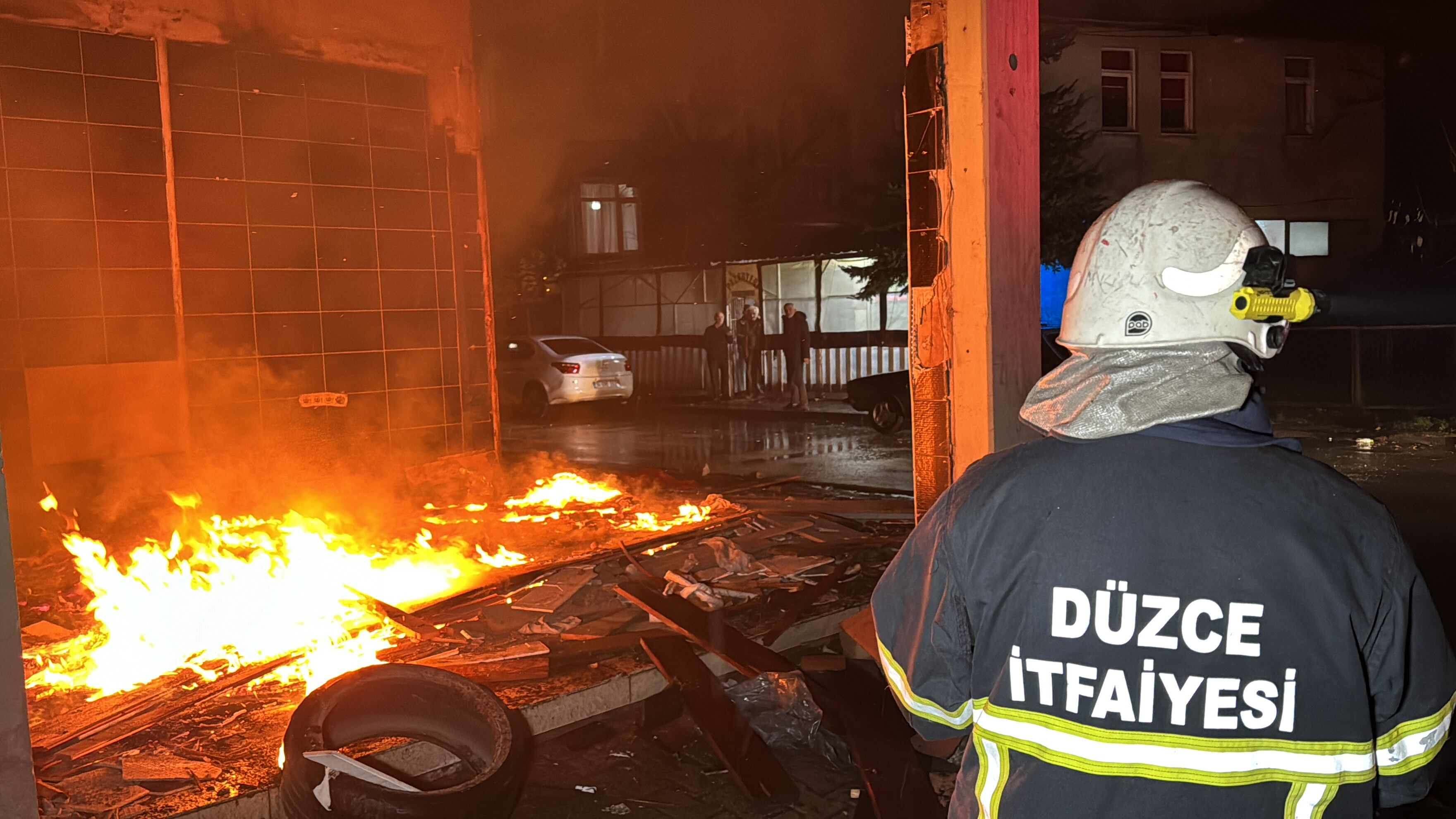 Pazar yerinde korkutan yangın