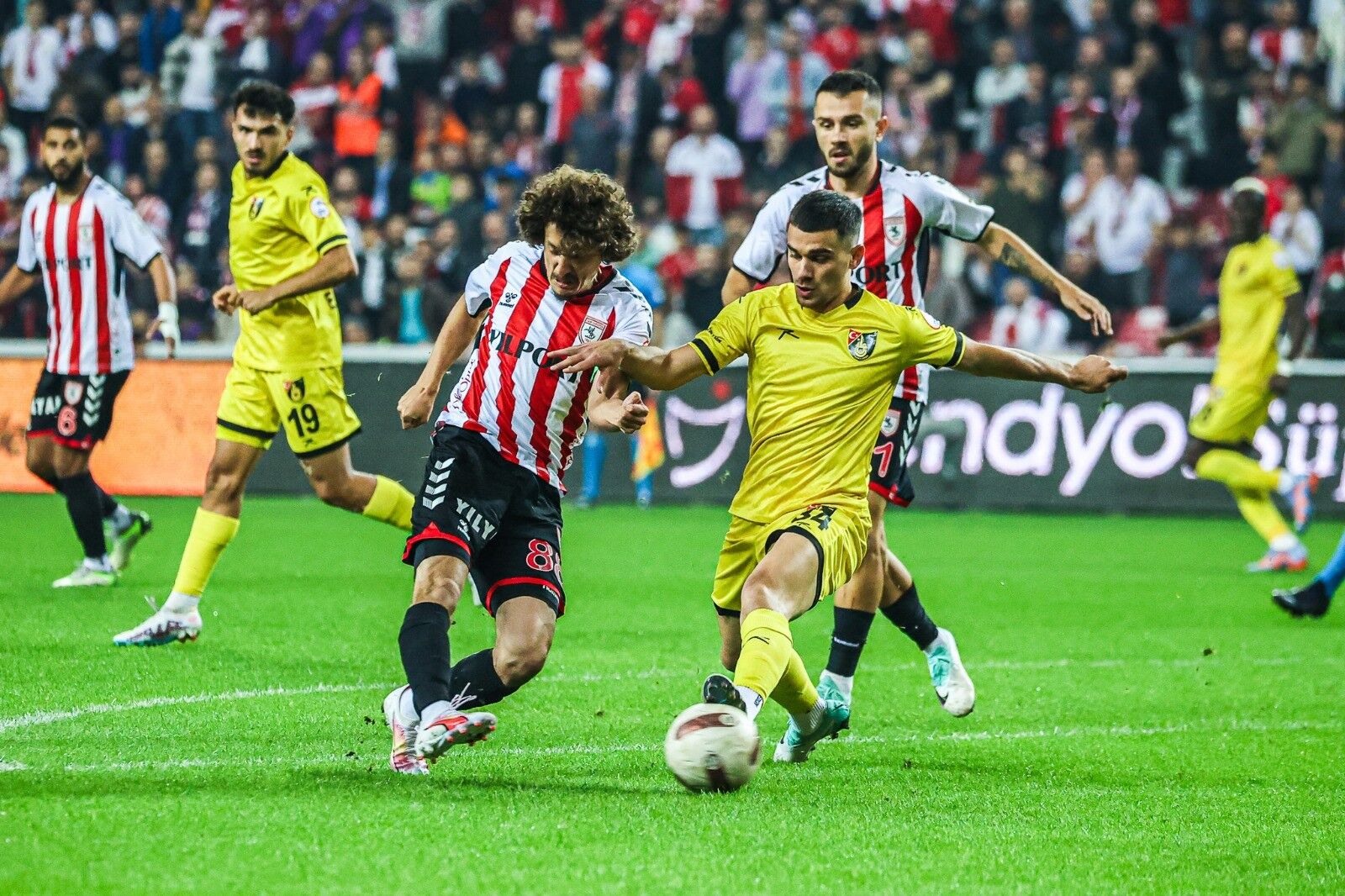 Samsunspor, İstanbulspor'u 2-1'le geçti
