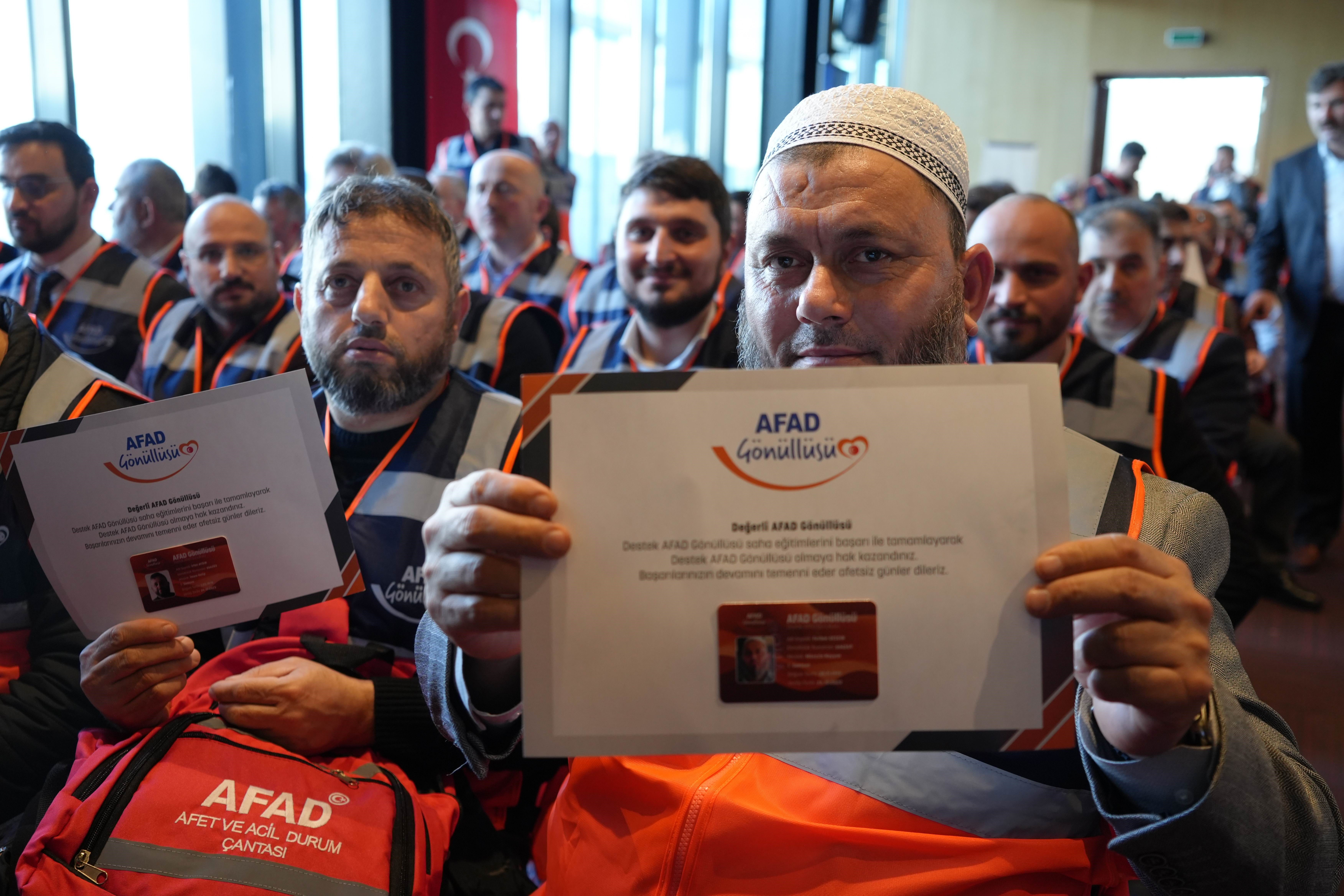 Din görevlisi ve sağlık çalışanından oluşan 375 kişi destek AFAD gönüllüsü oldu