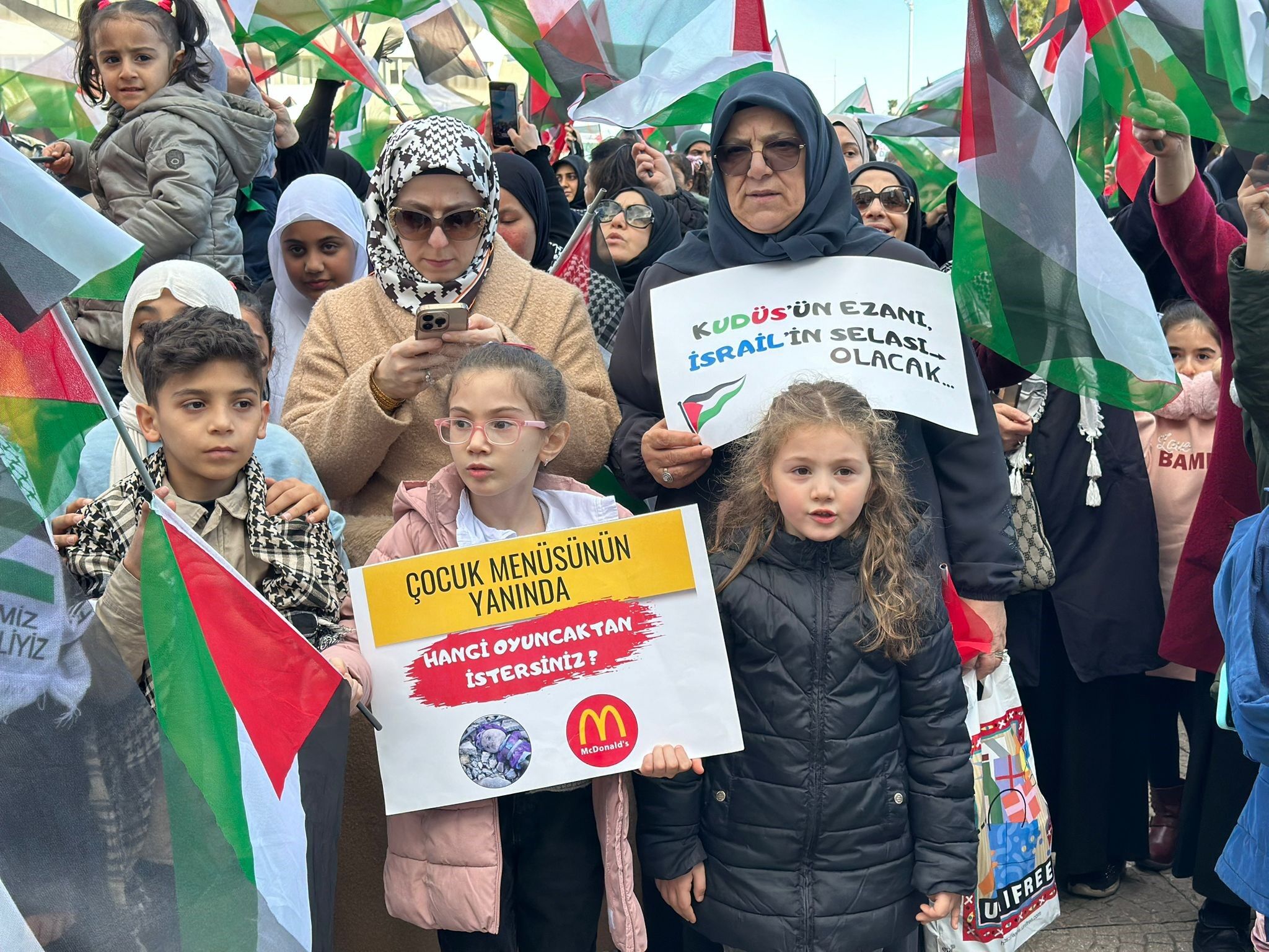 ’Dünya Şehit Çocuklar Günü’nde Filistinli çocuklar için yürüdüler