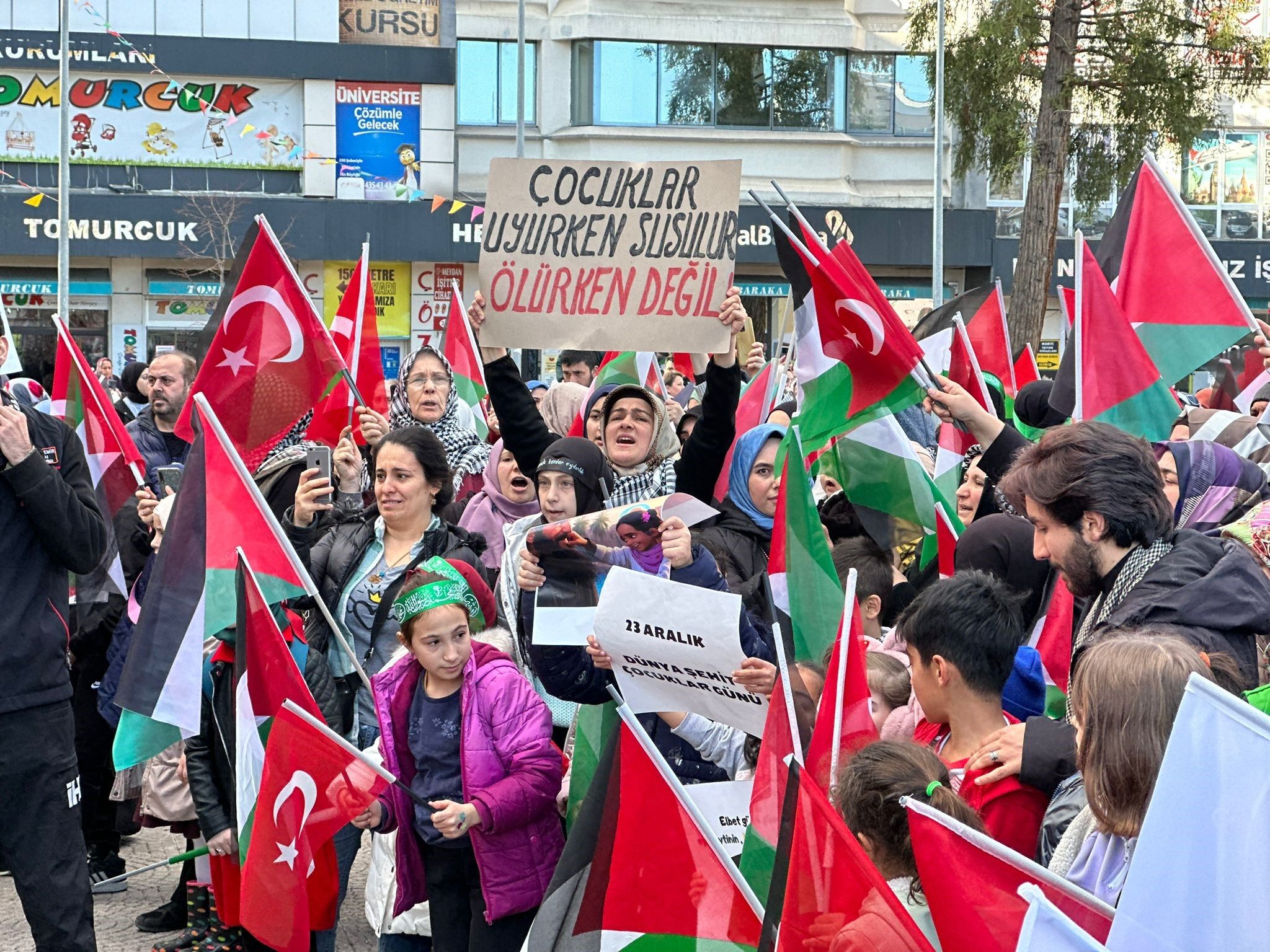 ’Dünya Şehit Çocuklar Günü’nde Filistinli çocuklar için yürüdüler