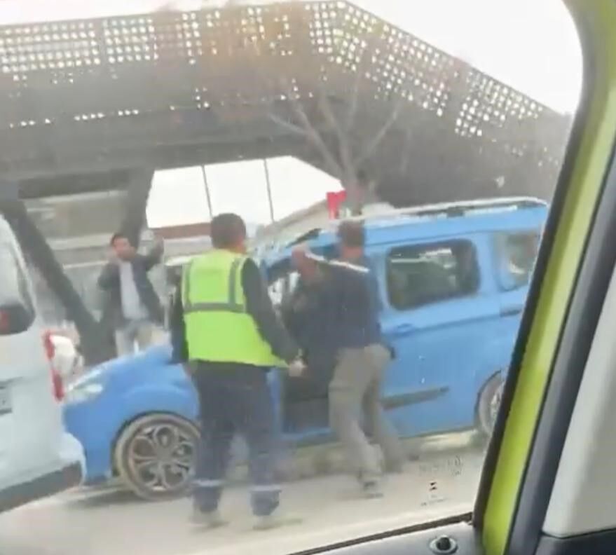 Elindeki sopayla sürücüyü böyle darp etti