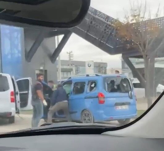Elindeki sopayla sürücüyü böyle darp etti