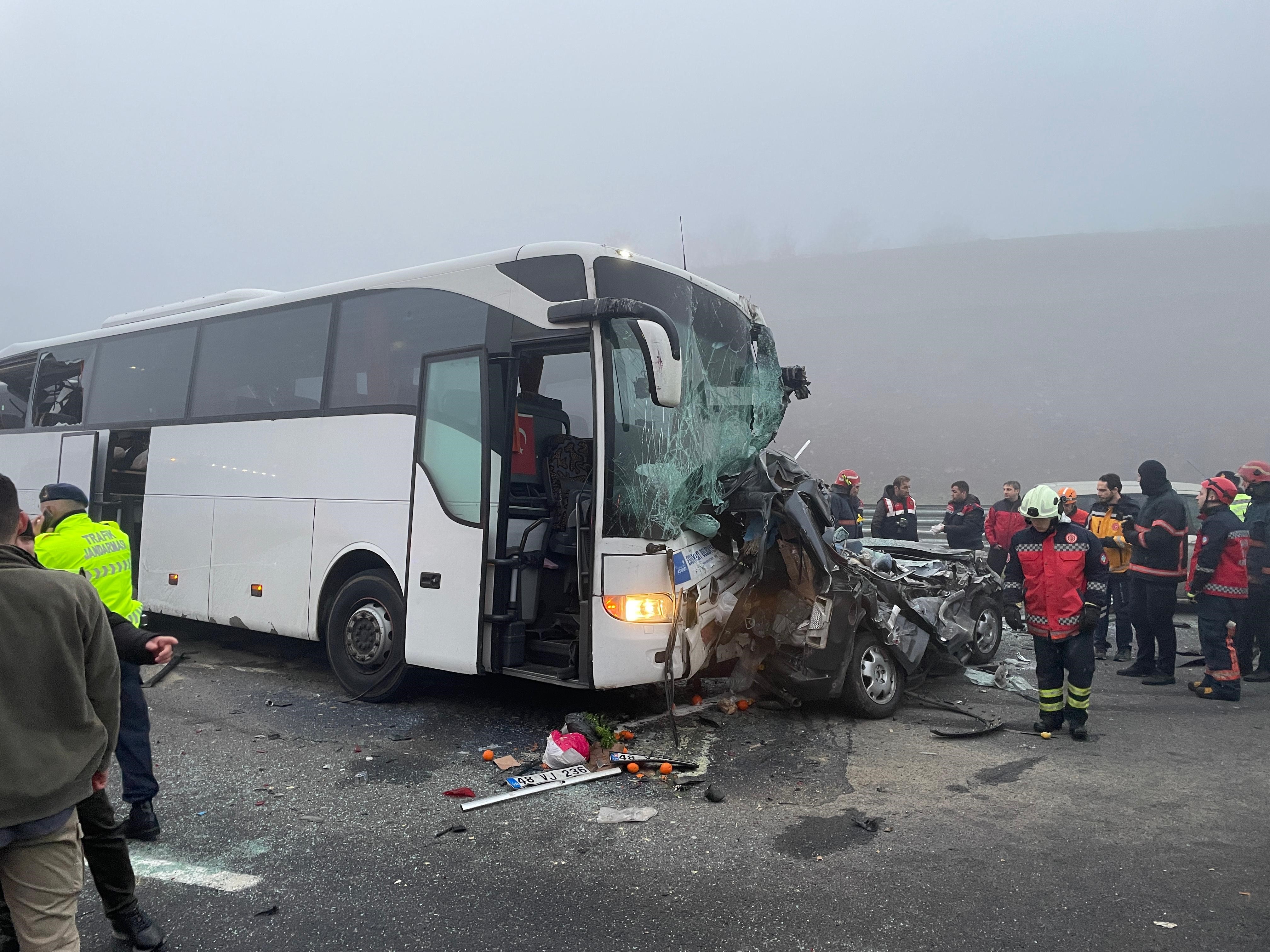 Kuzey Marmara Otoyolu Sakarya geçişinde 3 otobüsün karıştığı zincirleme kaza