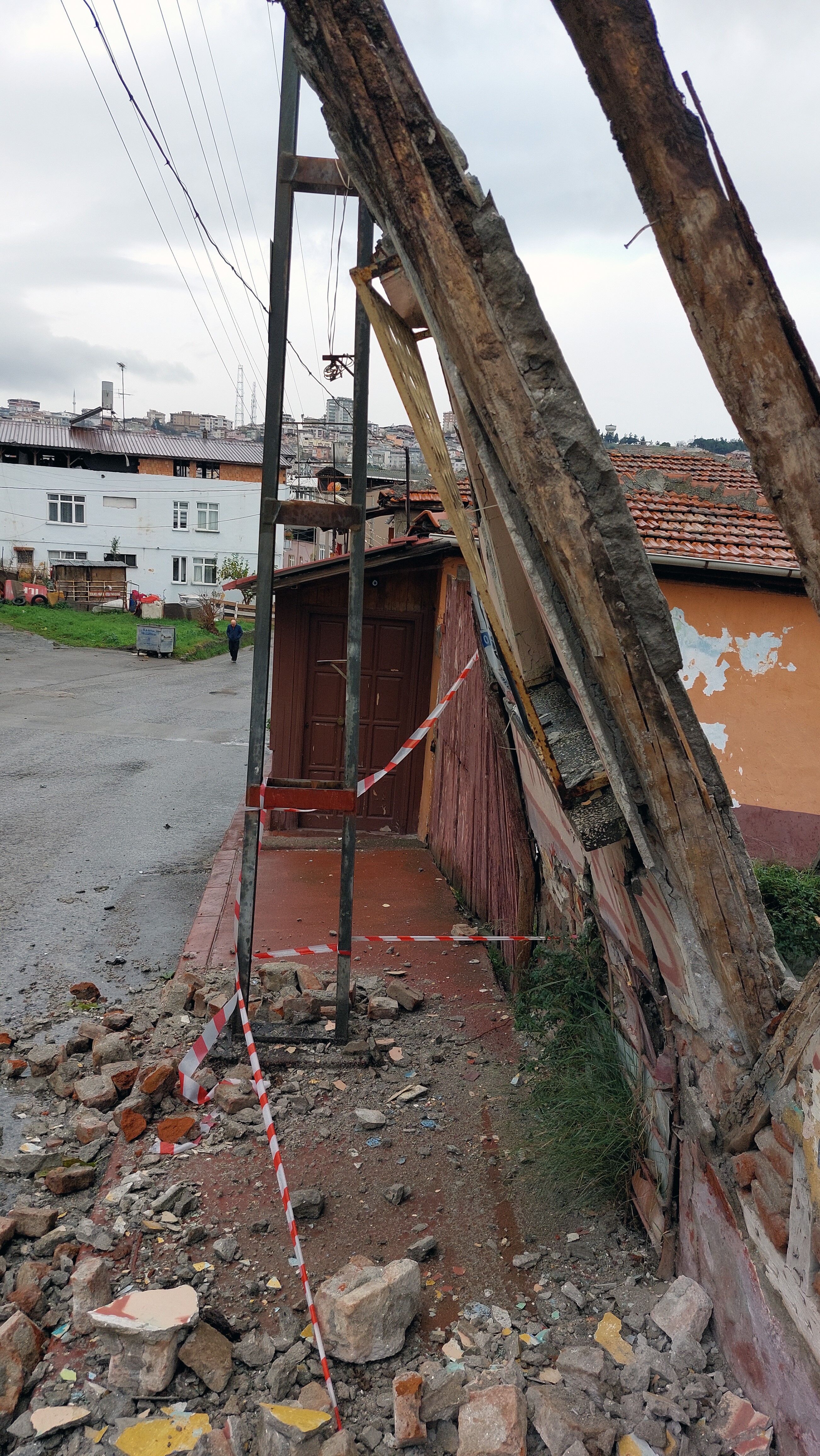 Samsun'da fırtınadan yıkılan metruk binanın duvarı tehlike oluşturdu