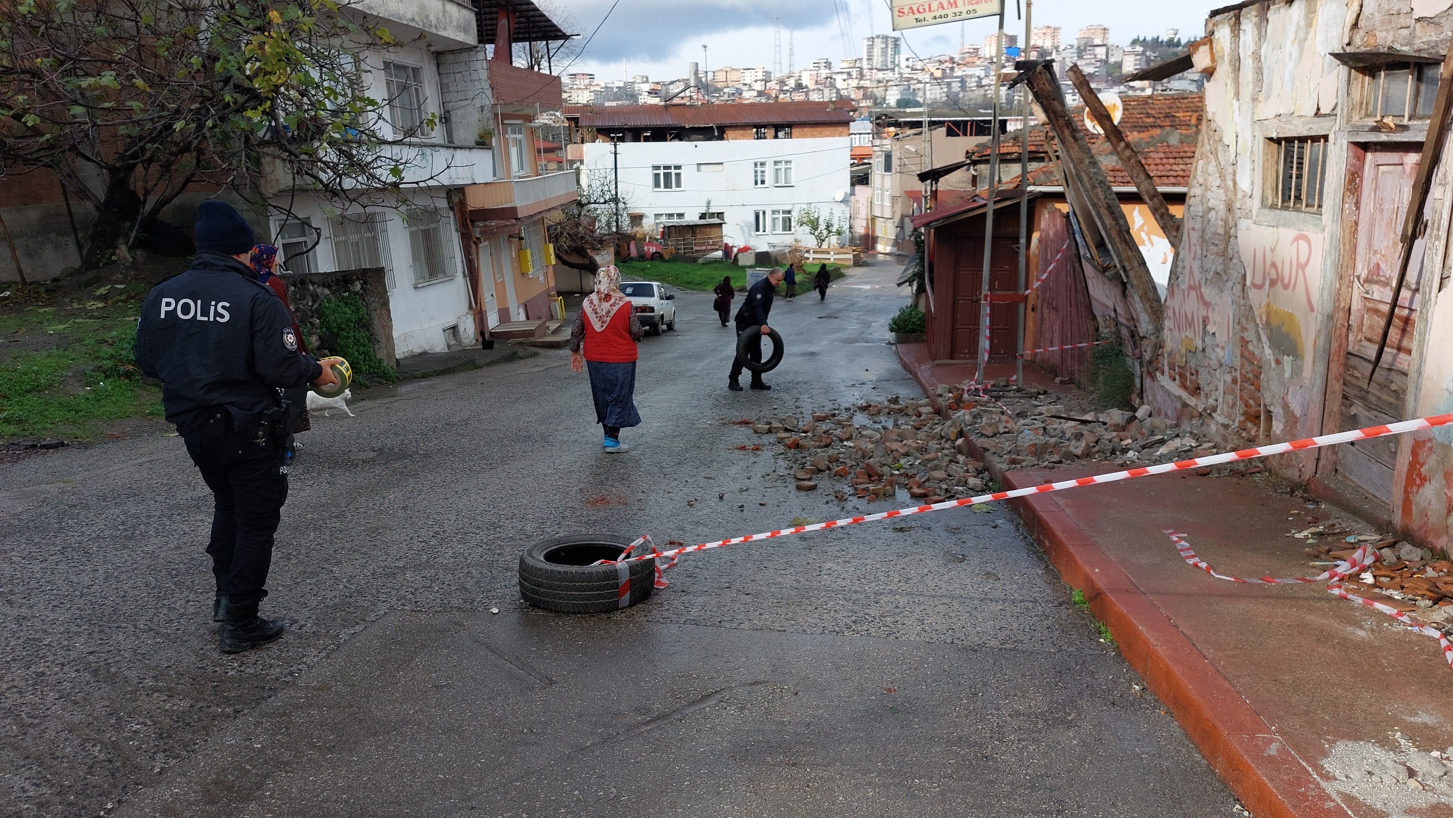 Samsun'da fırtınadan yıkılan metruk binanın duvarı tehlike oluşturdu