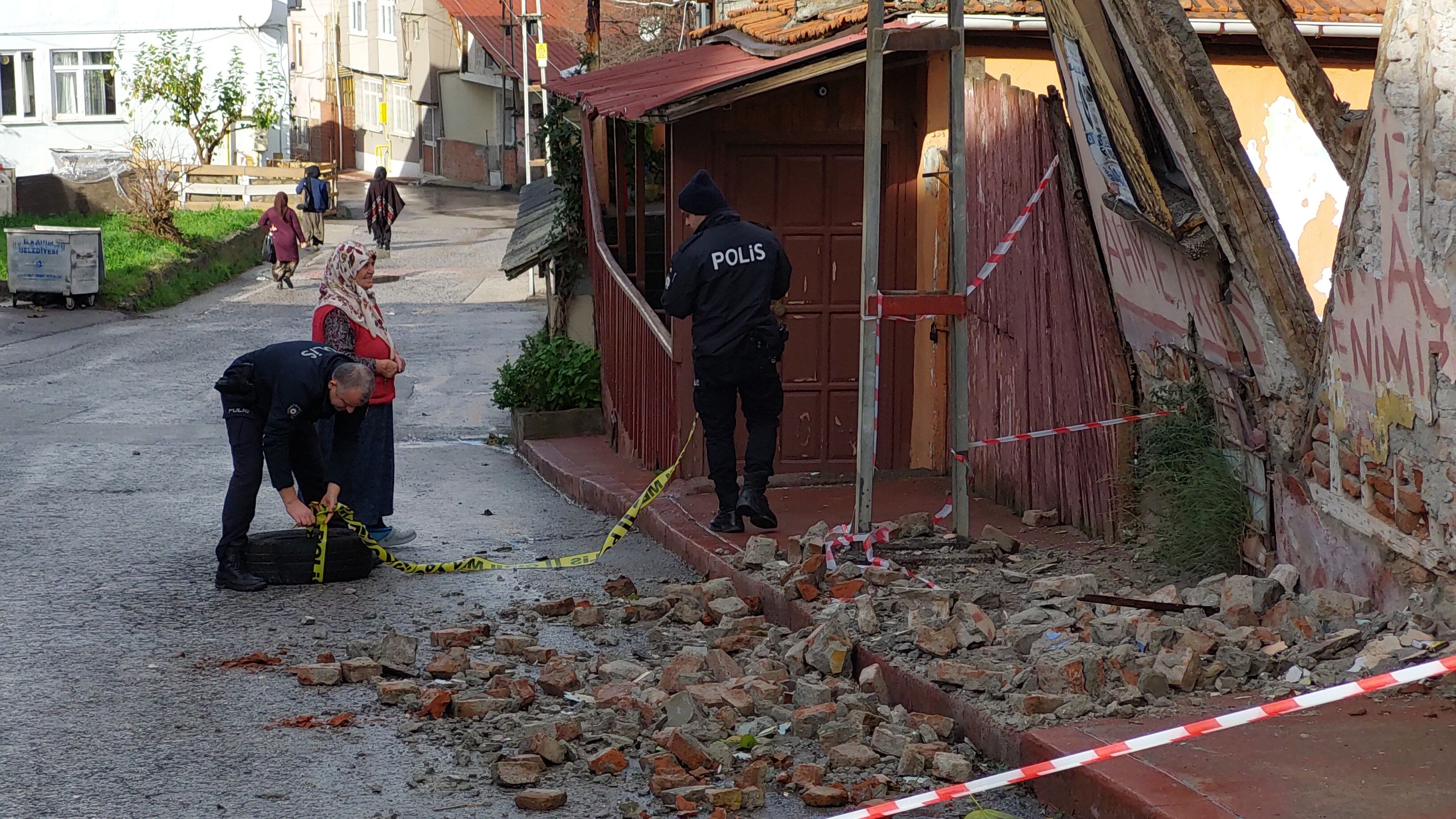 Samsun'da fırtınadan yıkılan metruk binanın duvarı tehlike oluşturdu