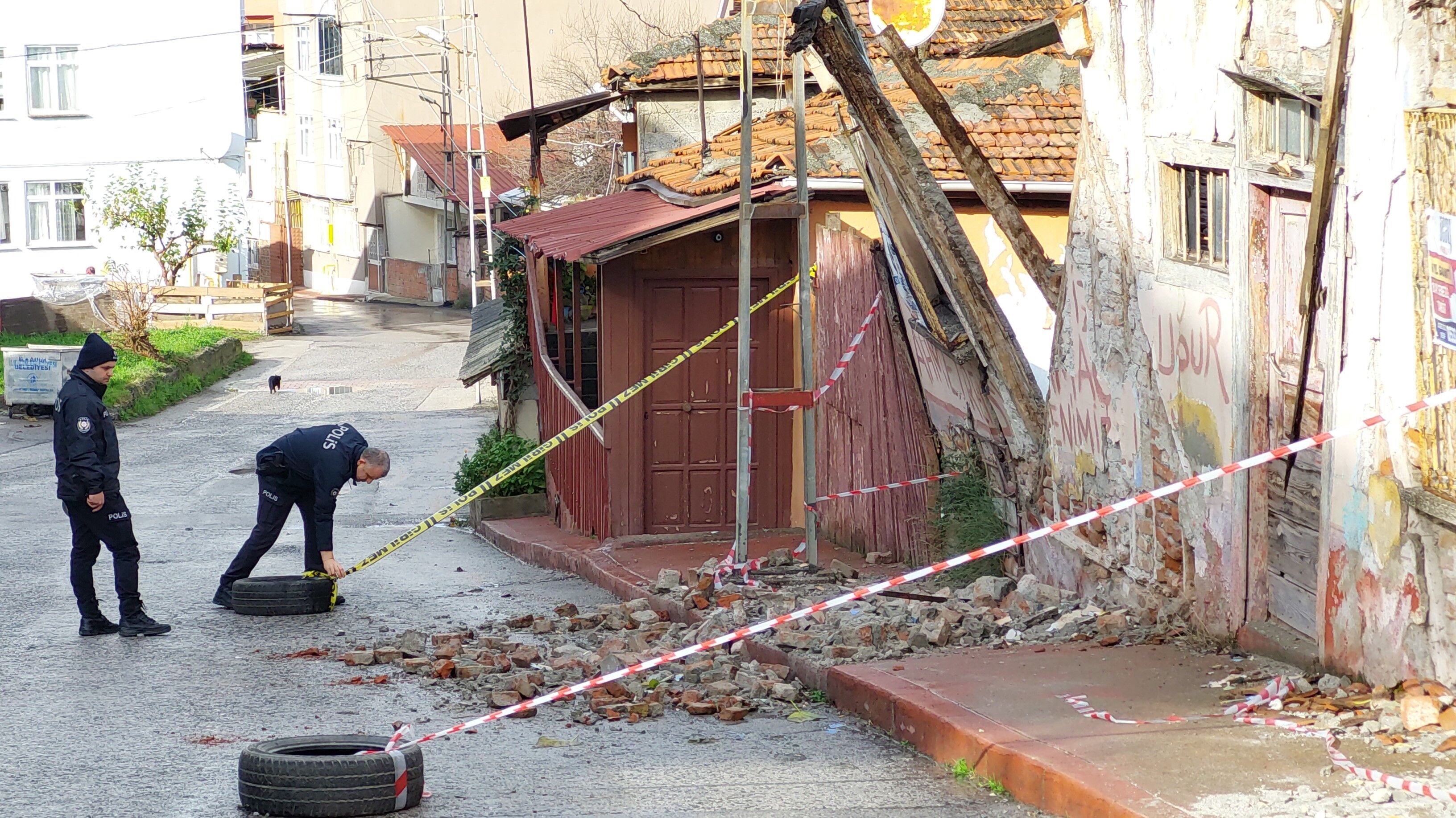 Samsun'da fırtınadan yıkılan metruk binanın duvarı tehlike oluşturdu