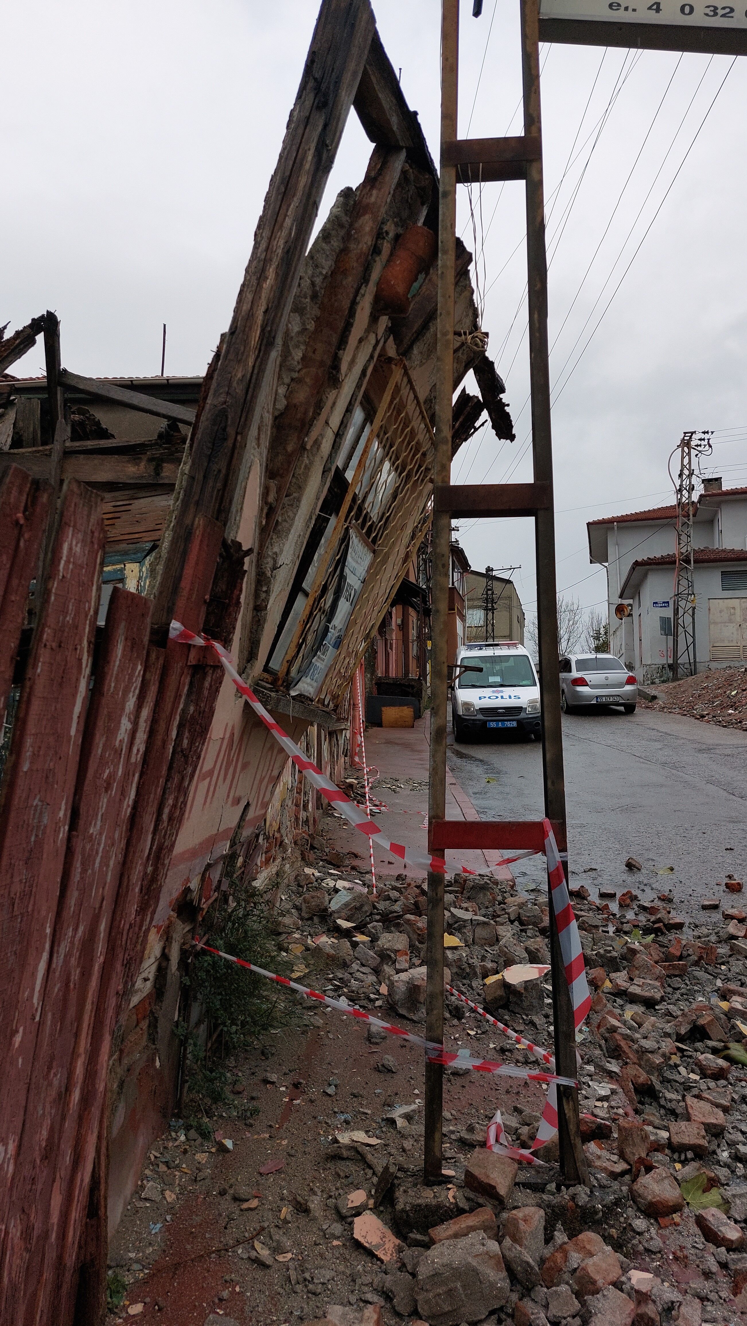 Samsun'da fırtınadan yıkılan metruk binanın duvarı tehlike oluşturdu