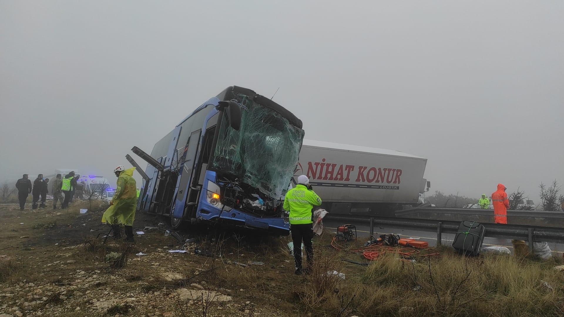Şanlıurfa'da yolcu otobüsü ile 2 tır çarpıştı