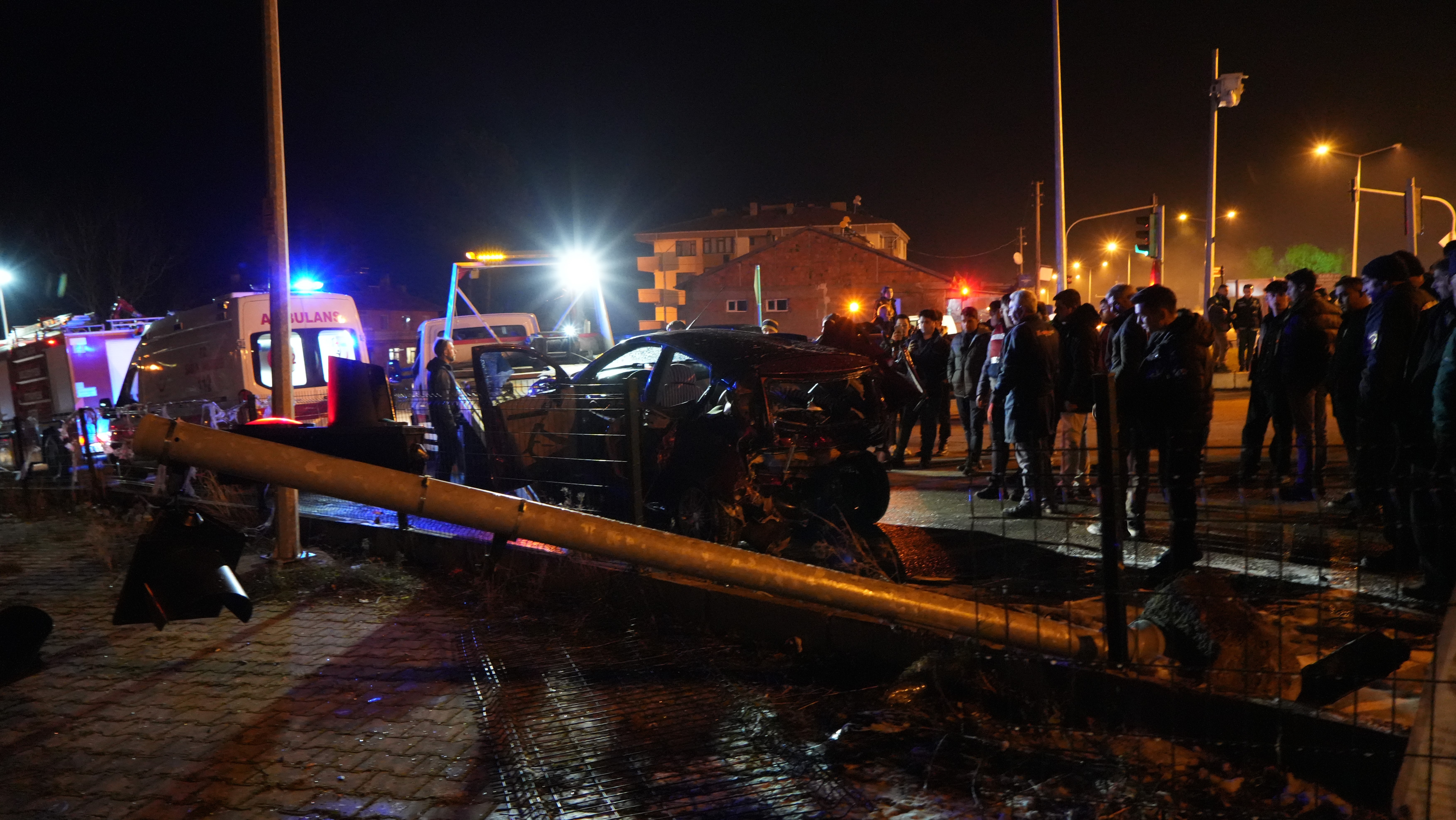 Trafik ışıklarında feci kaza 3’ü ağır 6 yaralı