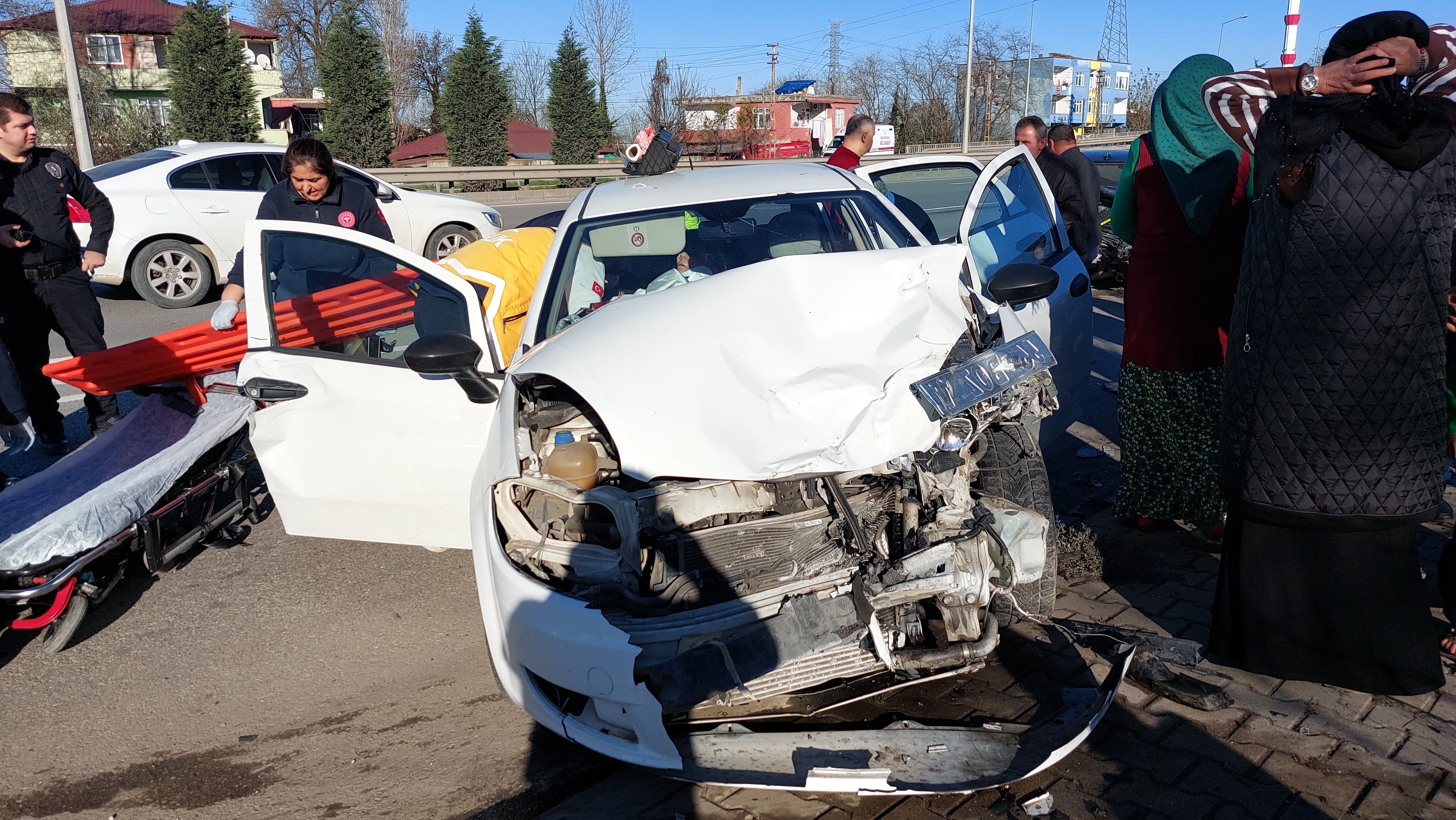 Yoldan çıkan otomobil dehşet saçtı 1'i ağır 3 yaralı