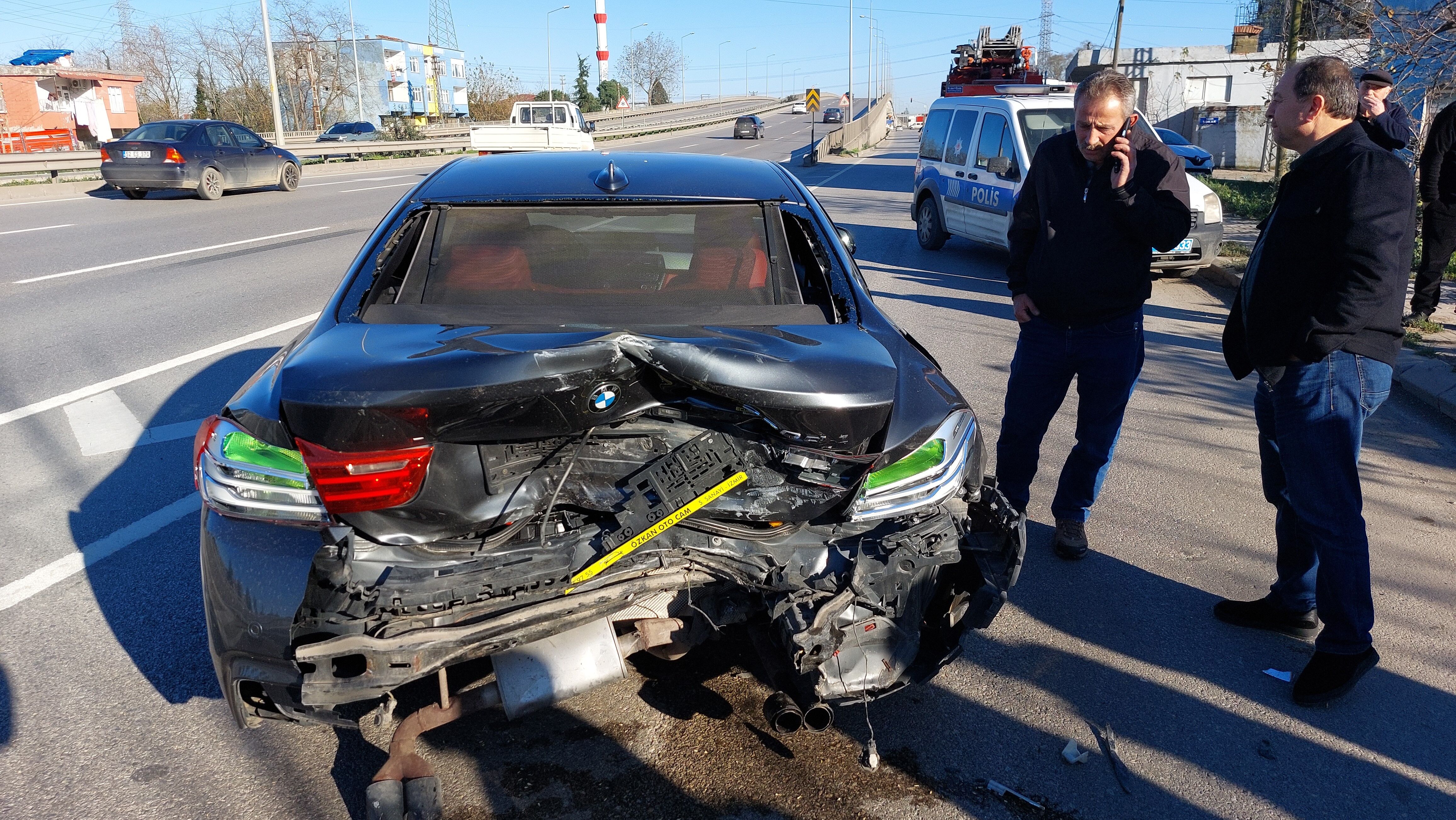 Yoldan çıkan otomobil dehşet saçtı 1'i ağır 3 yaralı