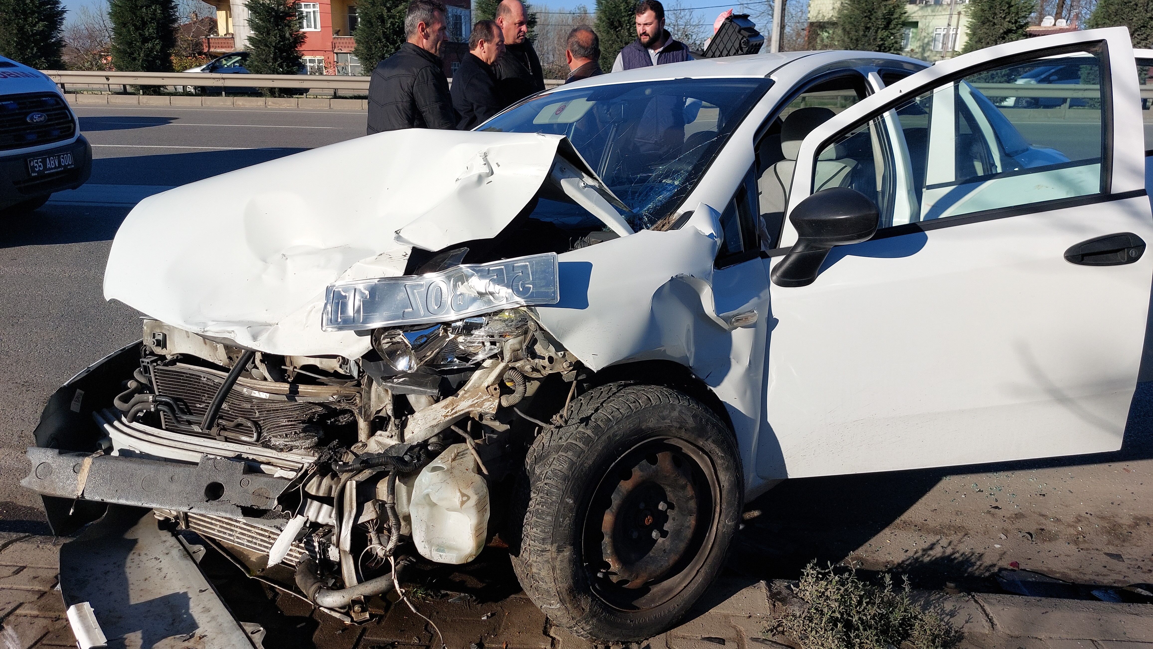 Yoldan çıkan otomobil dehşet saçtı 1'i ağır 3 yaralı