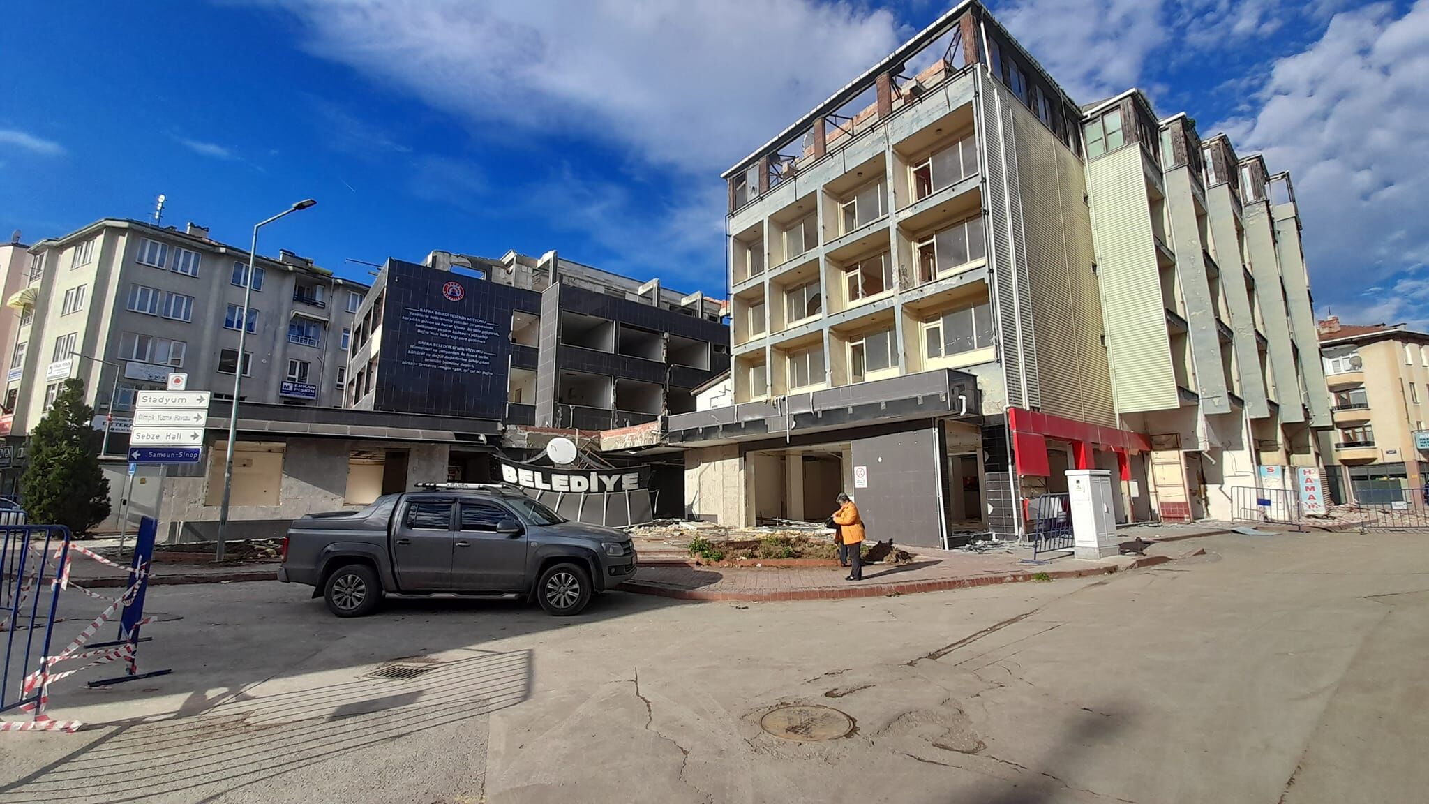 Bafra Belediyesi Eski Belediye Binasının Yıkımı Başladı. (1)