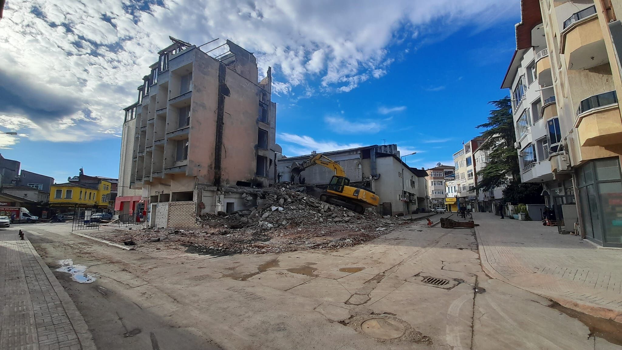 Bafra Belediyesi Eski Belediye Binasının Yıkımı Başladı. (2)
