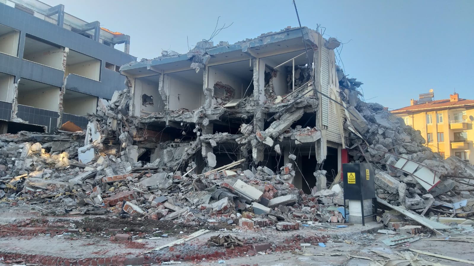 Bafra Belediyesi Eski Belediye Binasının Yıkımı Sürüyor (2)