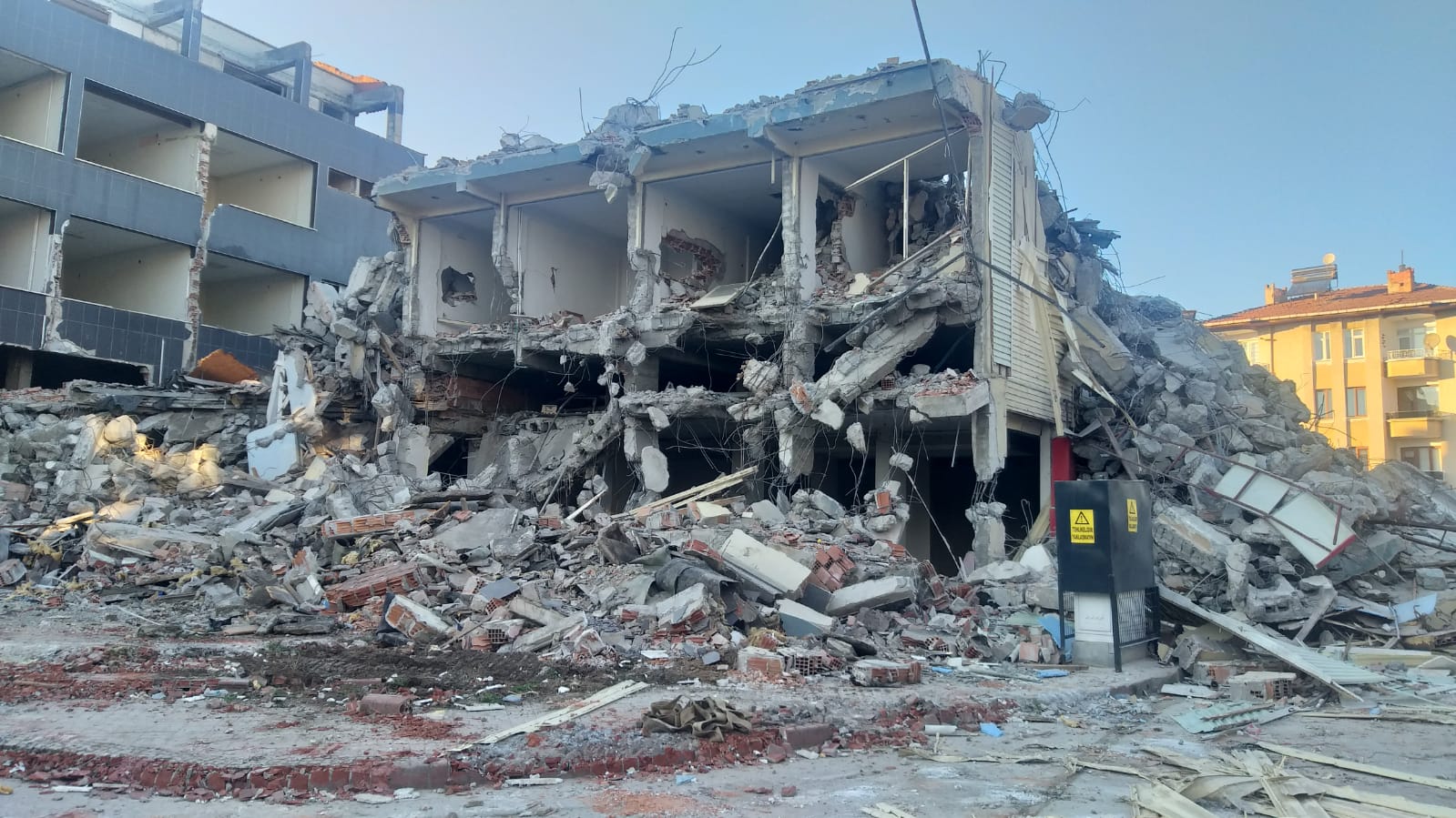 Bafra Belediyesi Eski Belediye Binasının Yıkımı Sürüyor (4)