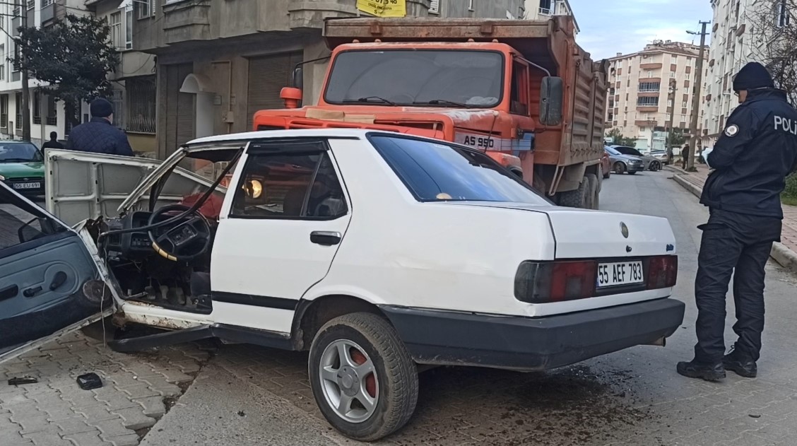 Bafra'da Korkutan Kaza; Hafriyat Kamyonu Ile Otomobil Çarpıştı1