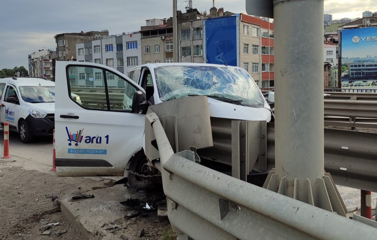 Samsun'da Minibüs Bariyere Çarptı