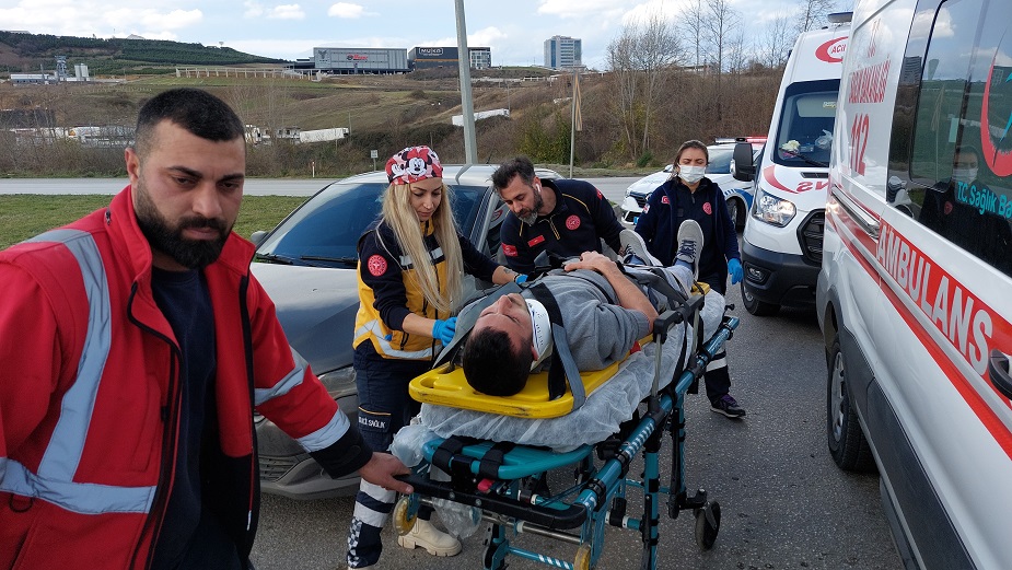 Samsun'da Otomobil Kamyona Arkadan Çarptı 2 Yaralı (2)
