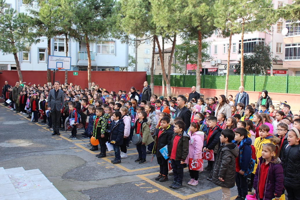 Mehmet Akif Ersoy İlkokulu'nda karne heyecanı