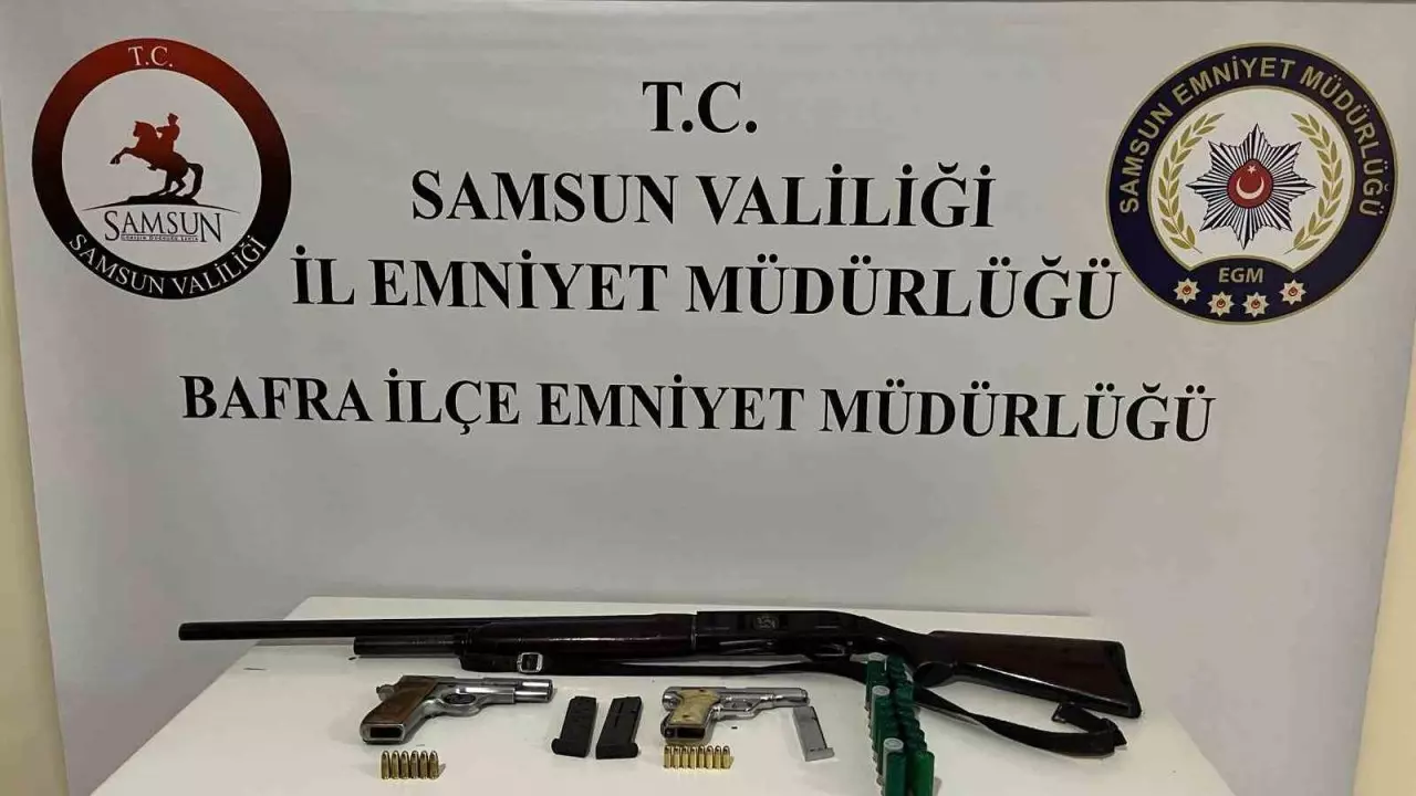 Bafrada Ruhsatsiz Silah Ve Tufek Ele Gecirildi 20240221 A W146841