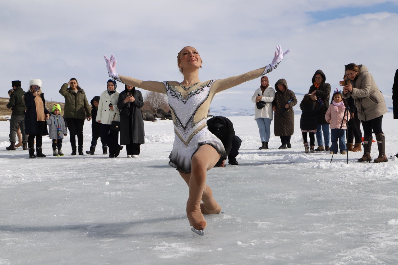 Çıldır Gölü’nde Atlı Kızak Ve Saz Eşliğinde Buzla Dans Gösterisi (1)