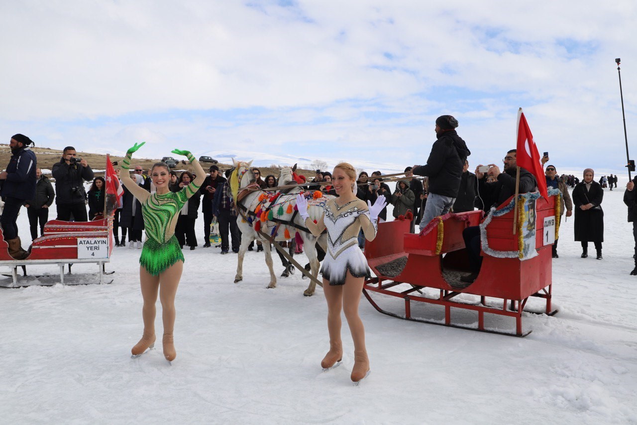 Çıldır Gölü’nde Atlı Kızak Ve Saz Eşliğinde Buzla Dans Gösterisi (10)