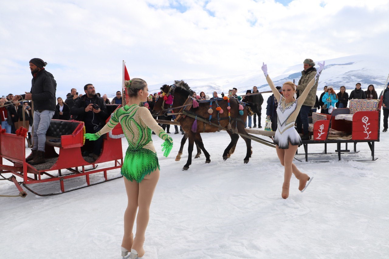 Çıldır Gölü’nde Atlı Kızak Ve Saz Eşliğinde Buzla Dans Gösterisi (4)