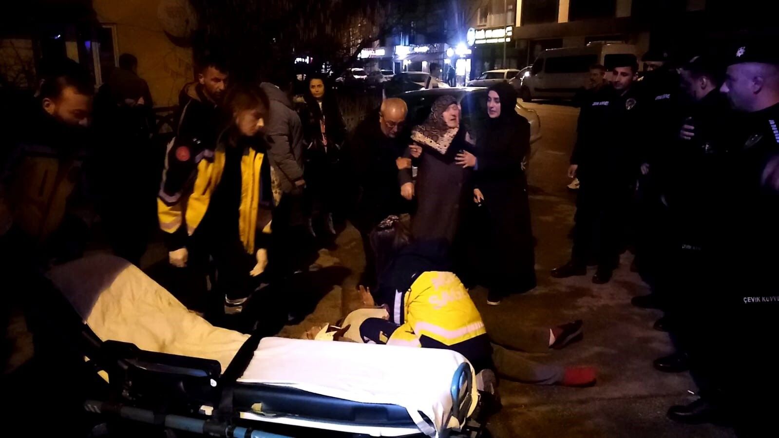 Ehliyetsiz Sürücü, Yolun Karşısına Geçmeye Çalışan Aileye Çarptı, 3 Yaralı