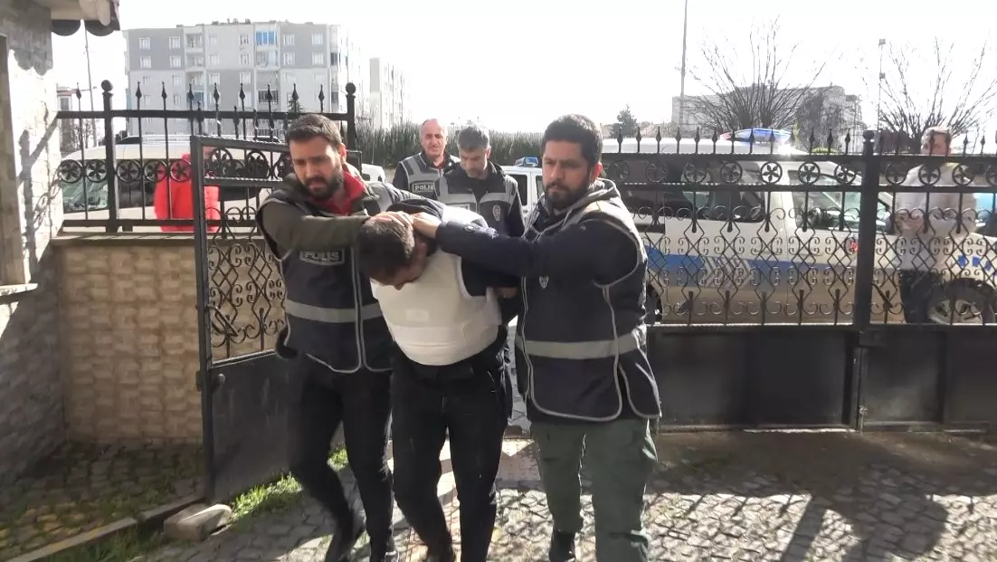 Eski Esinin Arkadasini Bicaklayarak Olduren Sahis Adliyede 20240220 A W145825