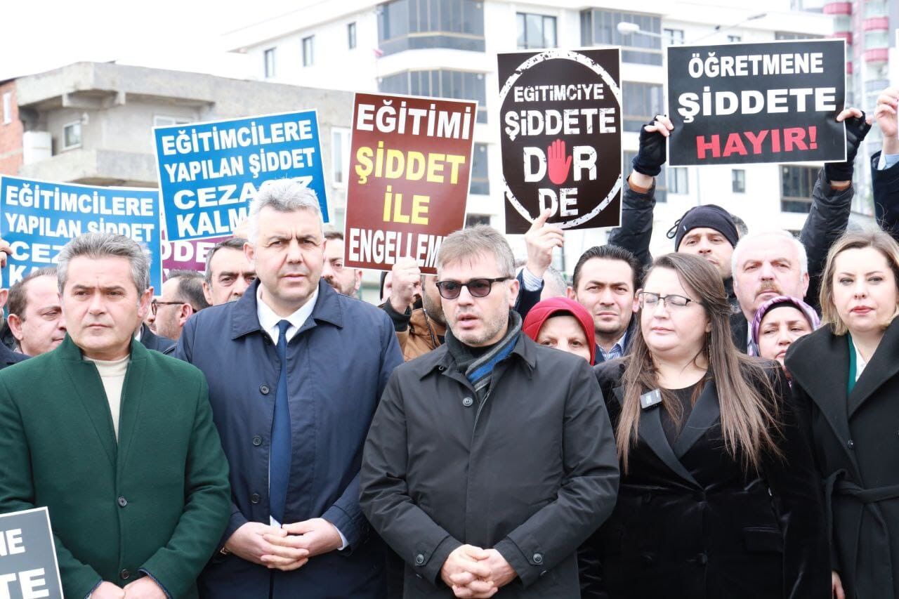 Samsun'da Eğitimciler, Okul Çıkışı Darp Edilen Müdür Için Toplandı (1)