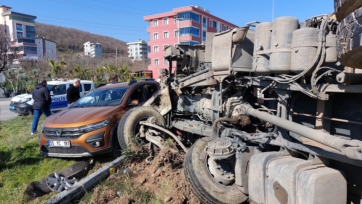 Samsun'da Kavşakta Kamyon Ile Otomobil Çarpıştı 2 Yaralı (2)