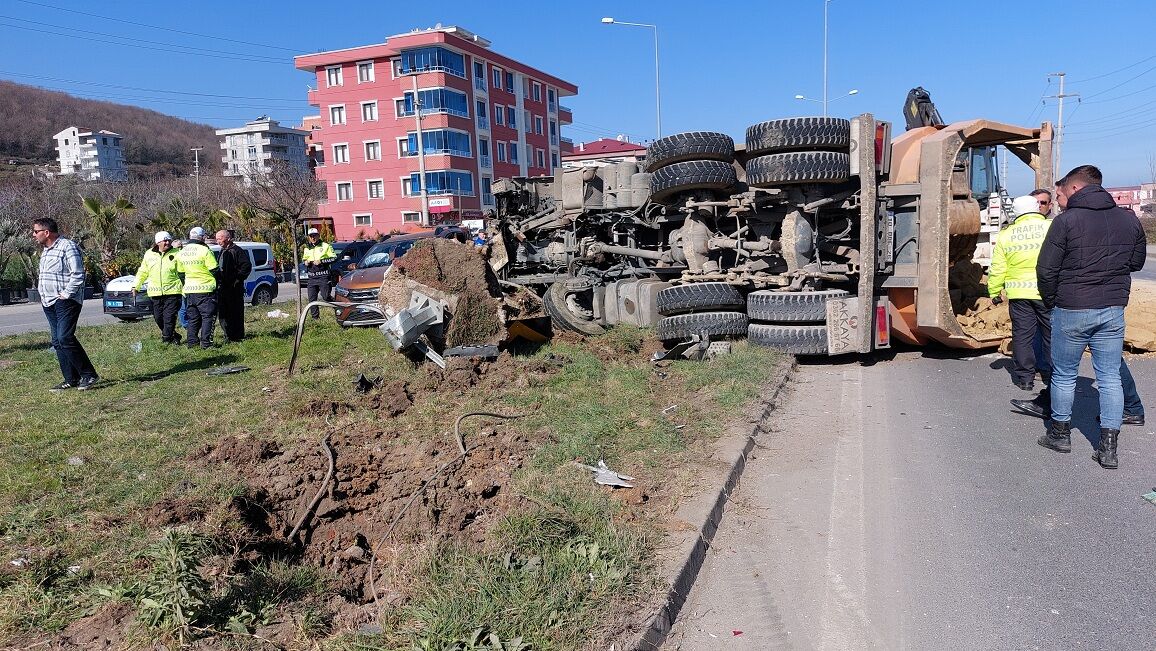 Samsun'da Kavşakta Kamyon Ile Otomobil Çarpıştı 2 Yaralı (3)