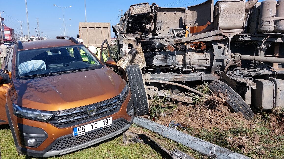 Samsun'da Kavşakta Kamyon Ile Otomobil Çarpıştı 2 Yaralı (4)