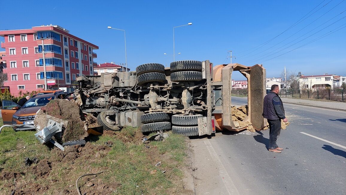 Samsun'da Kavşakta Kamyon Ile Otomobil Çarpıştı 2 Yaralı (5)