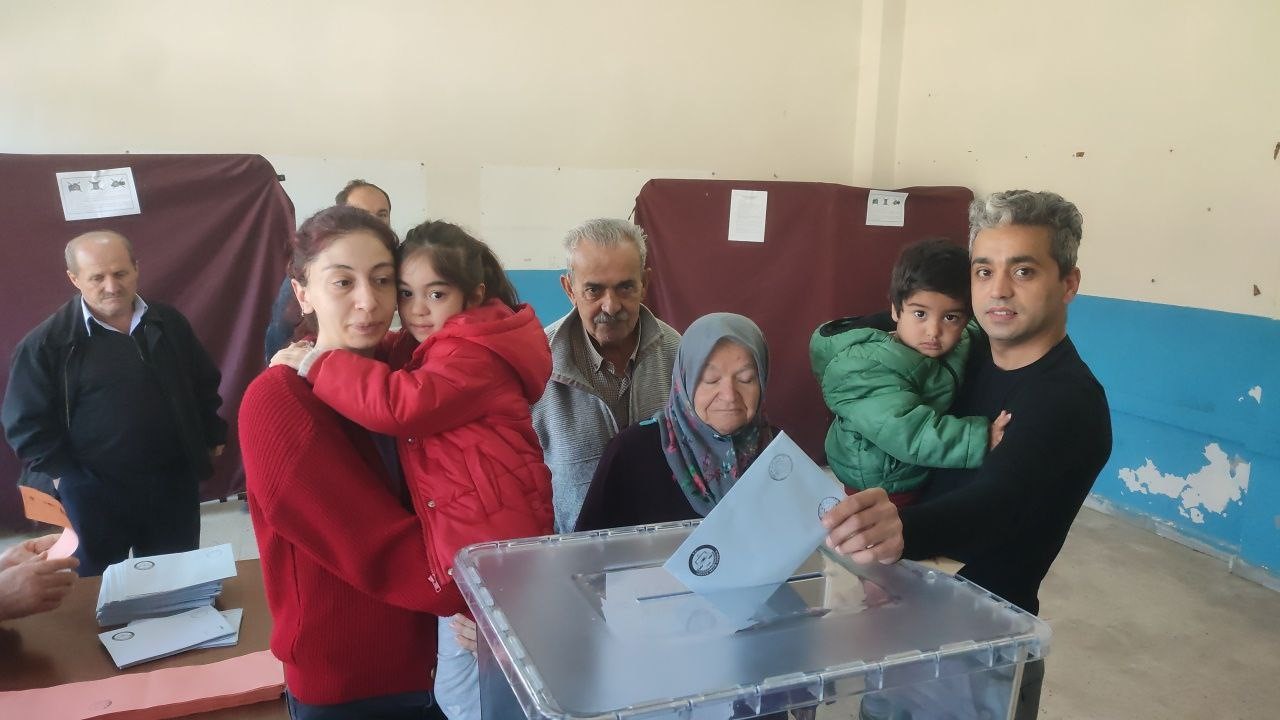 100 Yaşındaki Fadime Nine Oy Kullanmaya Oğlunun Sırtında Gitti1