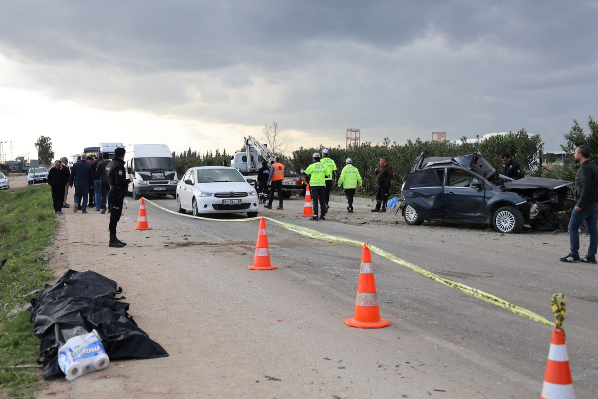 Adana'da Otomobil Karşı Şeride Geçip Midibüse Çarptı 2 Ölü, 14 Yaralı (1)